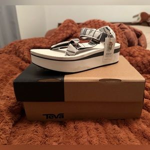 Teva flat form universal sands. New with tags, never worn. Size 6